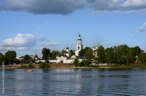 Obraz na plátně The walls, bell tower and domes of the church of the Tolga Monastery on the bank