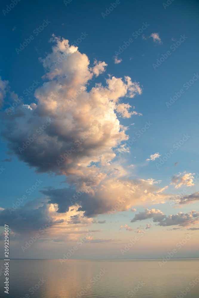 Obraz premium Colorful sunrise over the sea with orange clouds.