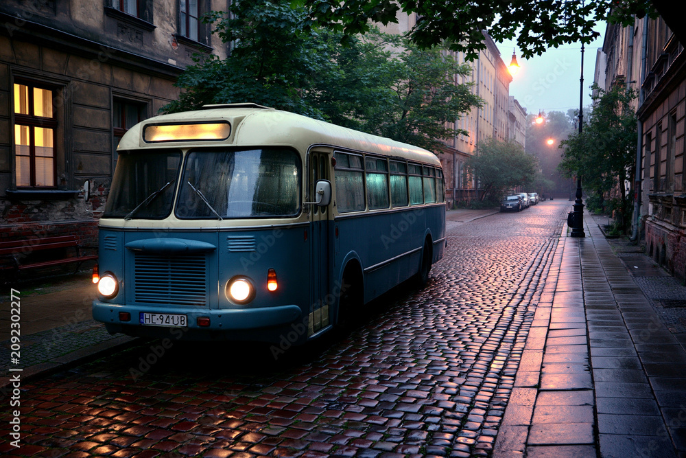 Obraz premium Old bus stops at quiet street in early morning