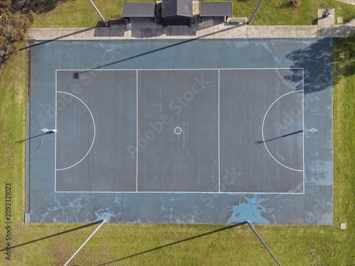 Canvas Print Aerial view netball court lines on blue surface