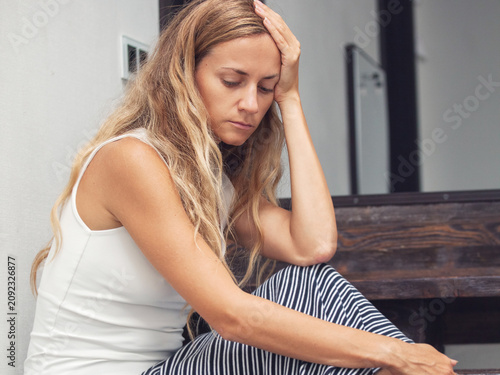 Foto Sad woman sitting on stairs feeling stress and depression