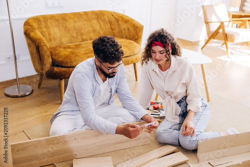Obraz na płótnie Couple assembling furniture together for home improvement