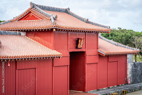 Принти на полотні Shuri castle details with view of red Koufukumon entrance gate of Shurijo castle