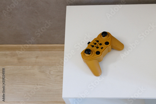 Foto gaming joystick on shelf showing computer gaming equipment and entertainment set