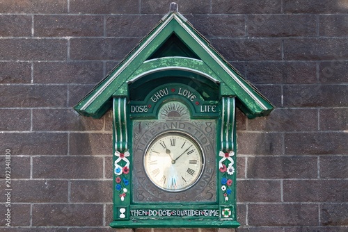 Fotografie Cremyll england - June 24 2026: Words of Wisdom Cremyll Ferry Clock Dost thou lo