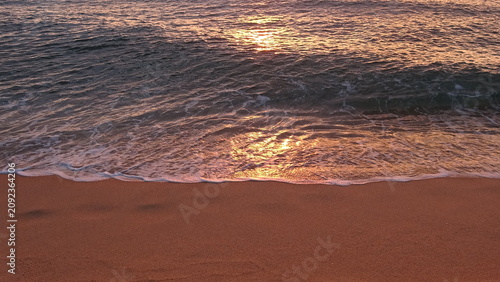 Obraz na płótnie Golden Morning Light Reflecting on Beach Waves