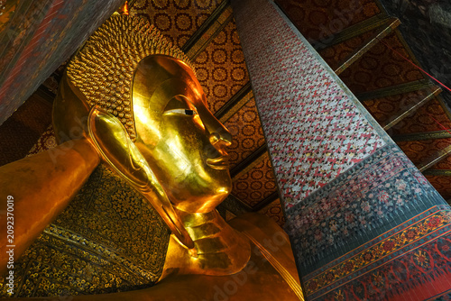 Foto The massive golden Reclining Buddha at Wat Pho is a major landmark for tourists and travelers who appreciate the cultural lifestyle of Bangkok, Thailand