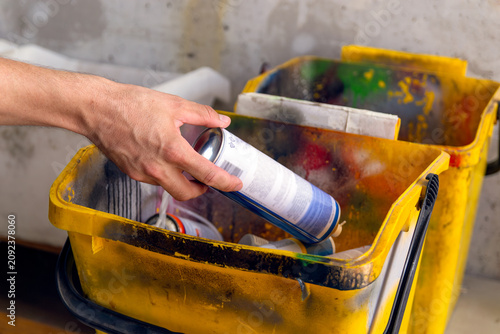 Foto Eco conscious person sorting waste by dropping an empty aerosol spray can into a