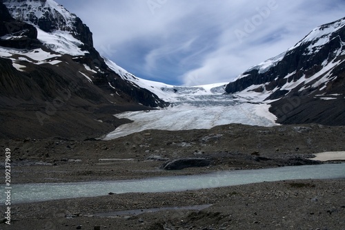 Cuadro en lienzo A closer landscape view of the Athabasca Glacier ice tongue with a turquoise mel