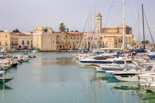 Tableau sur toile trani, italien - hafen mit segelbooten und athedrale san nicola pellegrino