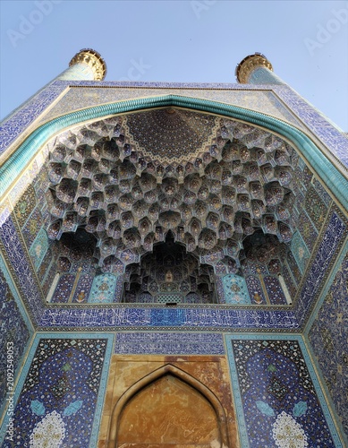 Quadro su tela Historic Iranian Mosque Entrance with Intricate Muqarnas Ceiling