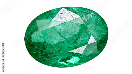 Foto Oval faceted emerald gemstone with internal inclusions, isolated on transparent