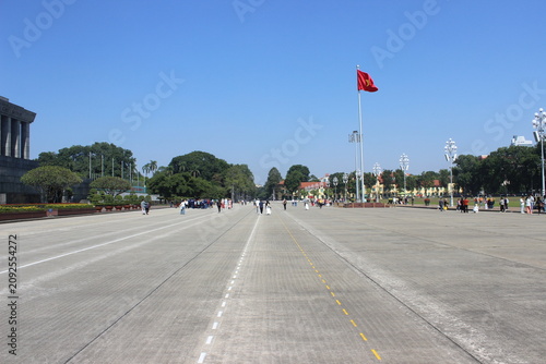 Foto Large concrete plaza with vietnamese flag and crowds visiting famous site in hanoi