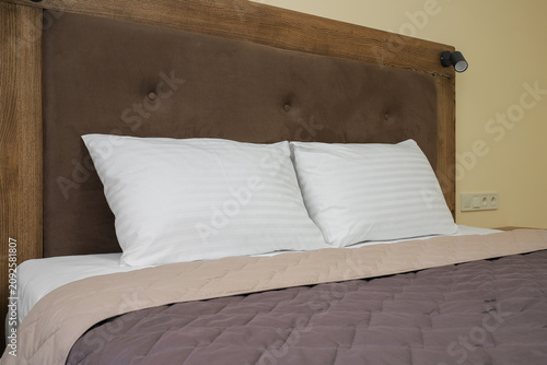 Quadro su tela Two white pillows on hotel bed
