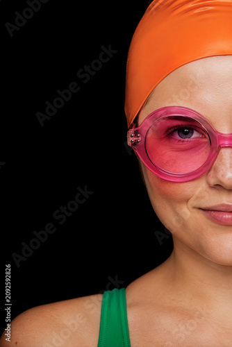 Junge Frau mit Badehaube