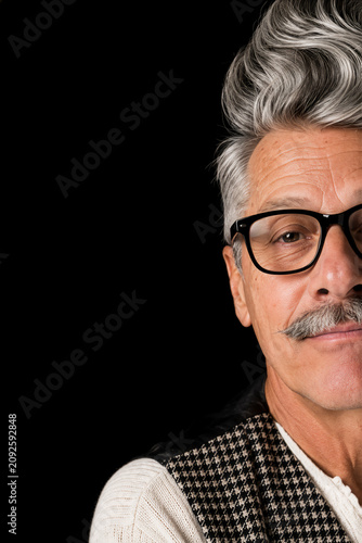 Stylischer Senior mit Brille