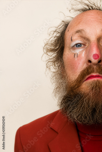 Mann mit traurigem Clowngesicht