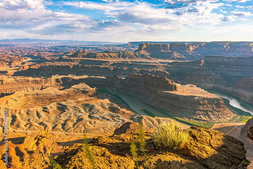 Fotografija High altitude morning view of the sweeping Colorado River gooseneck loop carving deep canyon walls in Dead Horse Point State Park, Utah