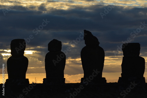 Foto Moai Statues and Volcanic Landscapes of Rapa Nui, Chile