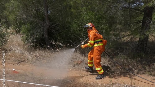 popieri italiani al lavoro durante un esercitazione in un bosco
