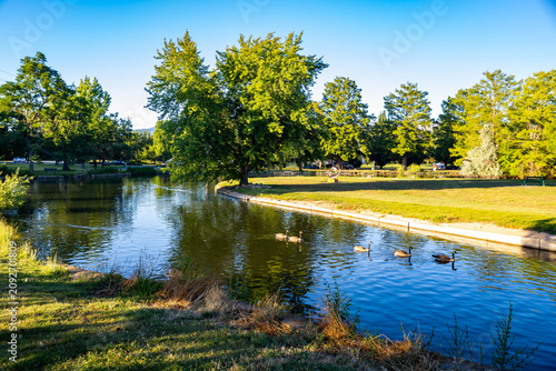 Bild auf Leinwand Ann Morrison Park Duck Ponds Scenic Summer Dusk