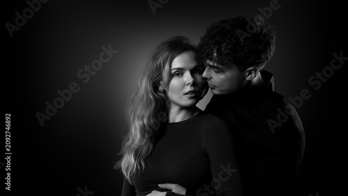 Photos Couple embracing with emotion and romance on a dark background