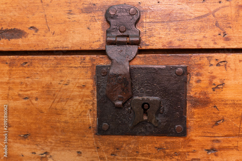 Obraz na plátně old lock ion a wooden box