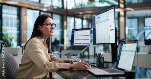Fotografie Woman Manager Analyzes Supplier Contracts On Laptop
