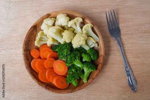 Foto Steamed vegetables for diet menu on a plate