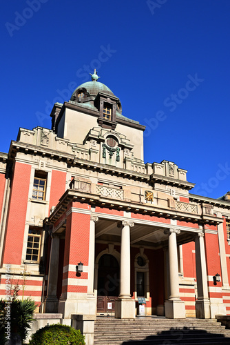 Quadro su tela Nagoya City Archives (Former Nagoya Court of Appeals), Red Brick Western-Style Building Against a Blue Sky