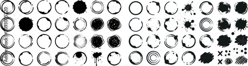 Quadro su tela A mesmerizing arrangement of numerous circles and dots in black and white hues are scattered across a surface