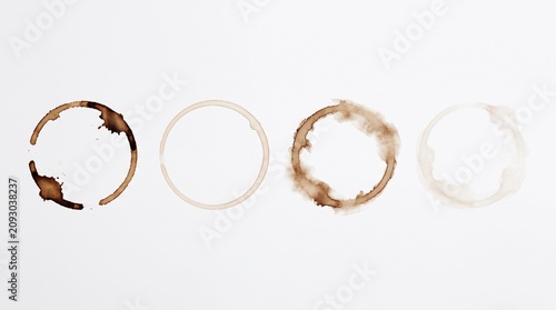 Картината върху платно Coffee stain rings on white background with background varying color color inten
