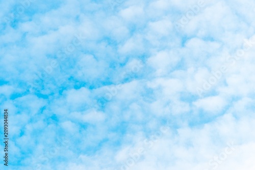 Foto Bright Blue Sky with Soft White Clouds Overhead 1.