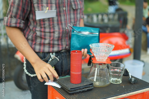 Tableau sur toile Barista preparing specialty coffee with pour-over method at outdoor event