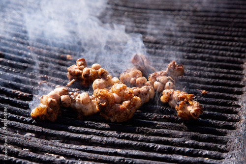 Fotografie Close-up of traditional Sicilian stigghiola in Ballaro Market in Palermo, a grilled street food delicacy made of lamb intestines wrapped around scallions