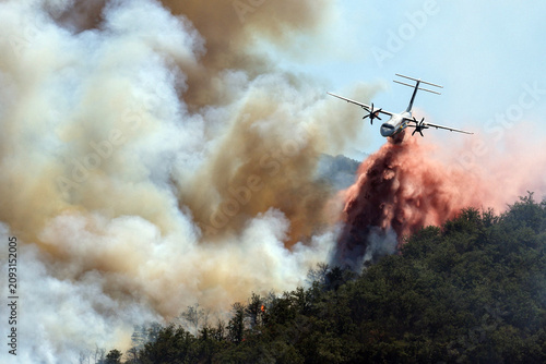 Foto A firefighting plane drops a massive load of water over a raging wildfire burning near Ille-sur-Tet close to Perpignan in southern France as aerial crews battle to contain the devastating blaze