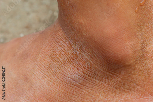 Fotografía brown leather texture on men's ankles with detailed pores and wrinkle lines