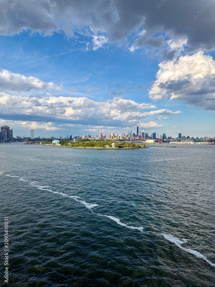 Fototapeta premium The Statue of Liberty and the New York City Skyline