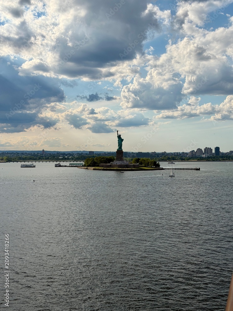 Fototapeta premium The Statue of Liberty and the New York City Skyline