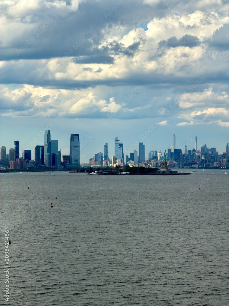 Fototapeta premium The Statue of Liberty and the New York City Skyline