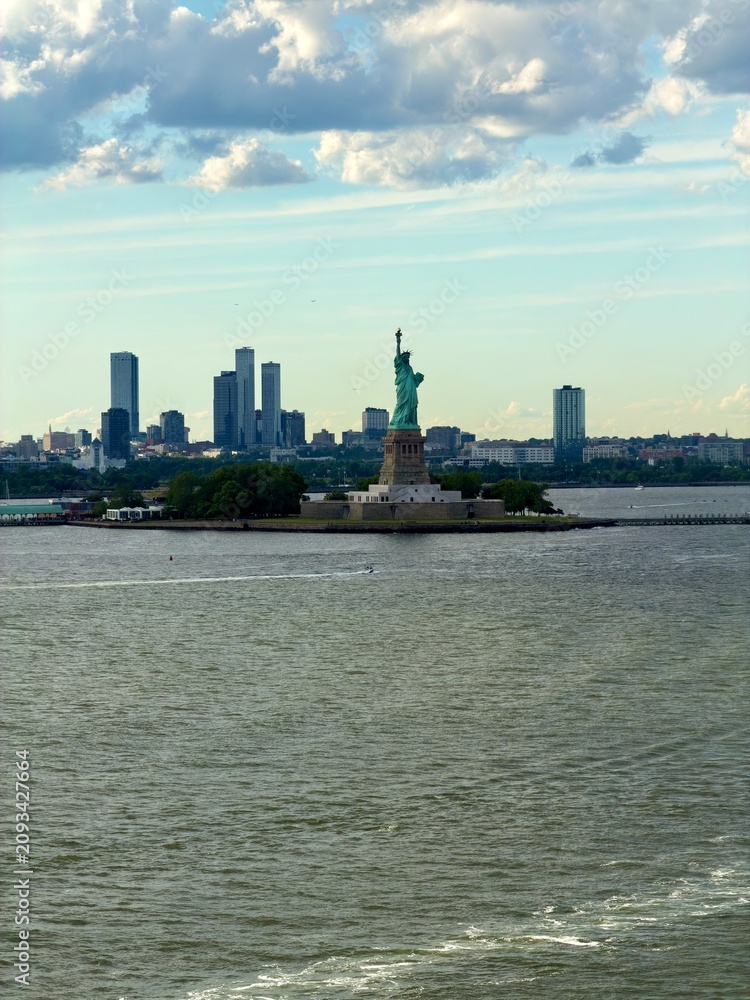 Fototapeta premium The Statue of Liberty and the New York City Skyline