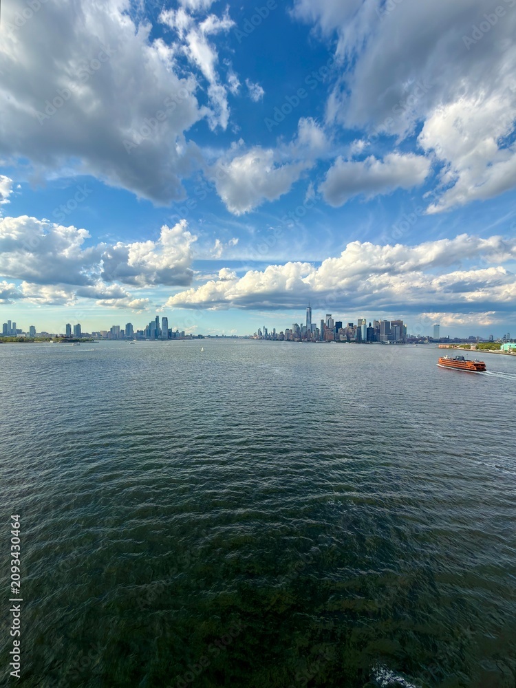 Fototapeta premium The Statue of Liberty and the New York City Skyline