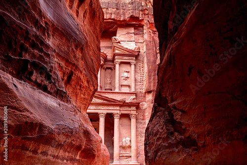 Fotografia Al Khazneh, Tomb of Pharaoh Petra, archaeological tourist site in Jordan, Petra, ancient rock city of Wadi Musa