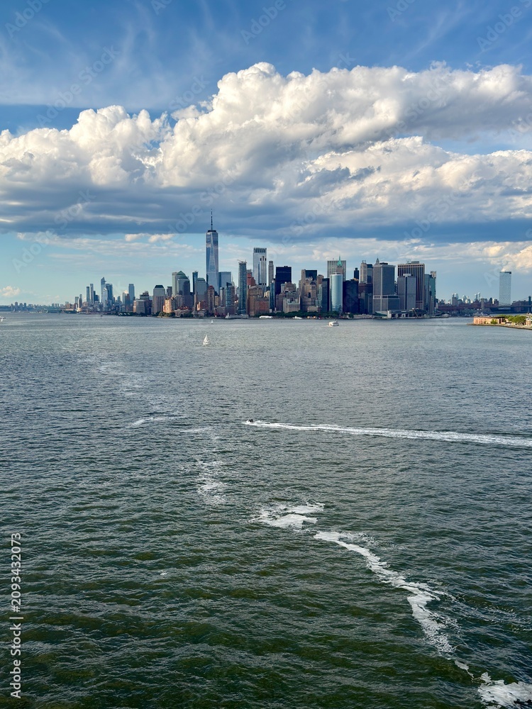 Fototapeta premium The Statue of Liberty and the New York City Skyline