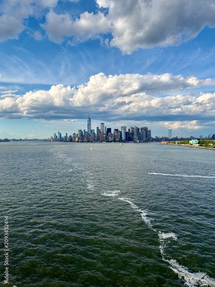 Fototapeta premium The Statue of Liberty and the New York City Skyline