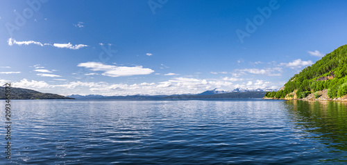 Blick über den Ofotfjord zu den Lofoten inseln