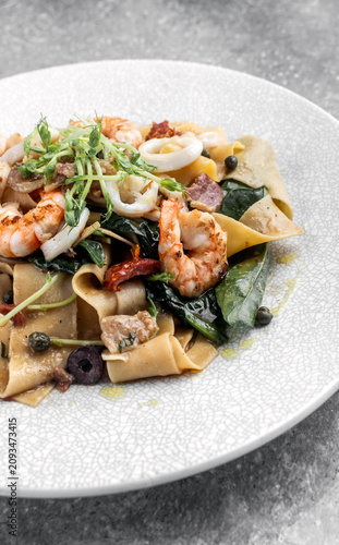Obraz na plátně mixed fresh seafood papardelle pasta with mediterranean vegetables on restaurant