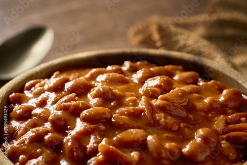 Canvastavla closeup homemade classic cowboy meal or pinto bean in a wooden bowl on a table