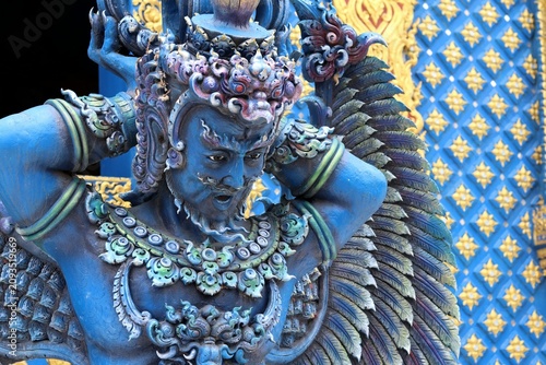 Obraz na plátně Fierce blue winged deity statue with feathered wings and ornate crown
