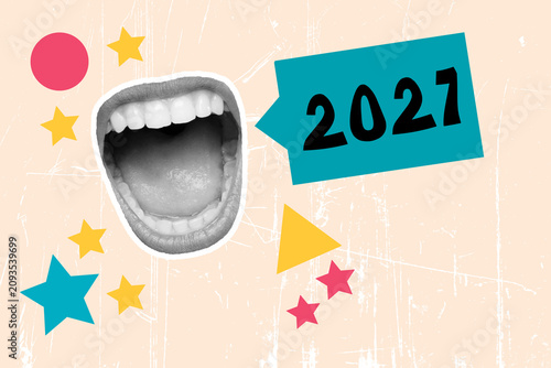 Bild auf Leinwand Collage de una boca abierta junto a una burbuja de chat con el año 2027 sobre un fondo beige y figuras geometricas